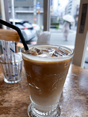 窓際で楽しむアイスカフェラテ