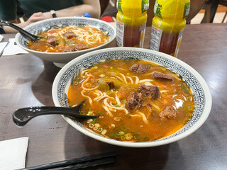 台湾の本格牛肉麺と緑茶のセット
