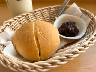 名古屋名物のモーニングセット（パンと小倉あん）