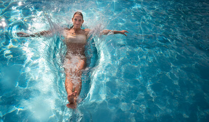 Sommersprung in den Pool © fotofrank