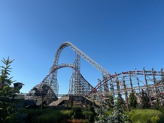 Największym i najbardziej ekstremalnym rollercoasterem w Energylandii jest Zadra.