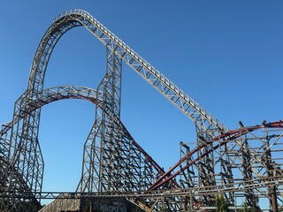 Największym i najbardziej ekstremalnym rollercoasterem w Energylandii jest Zadra.