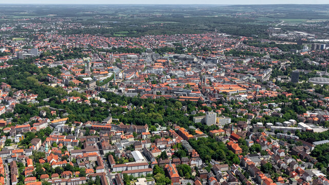 Luftbild der gesamten Innenstadt von Braunschweig aus Richtung Westen mit Wallring