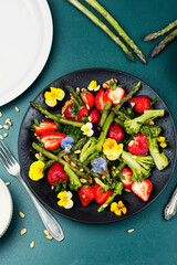 Mixed salad with green asparagus, strawberries.