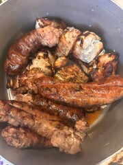 куриный шашлык и колбаски жаренные на гриле