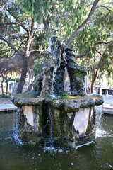 fontanna w parku jak naturalny kamień © Miroslaw