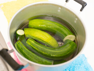 水に浸けられた大きなキュウリ