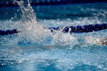 Fototapeta premium Water splashes in competitive swimming pool