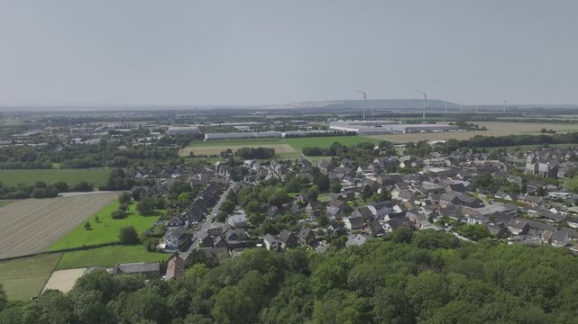 Hochaufl&ouml;sendes Luftbildvideo des historischen Schlosses Paffendorf mit gepflegtem Schlosspark und dem Fluss Erft inmitten gr&uuml;ner Landschaft bei Bergheim, Nordrhein-Westfalen, Die Luftbild AG