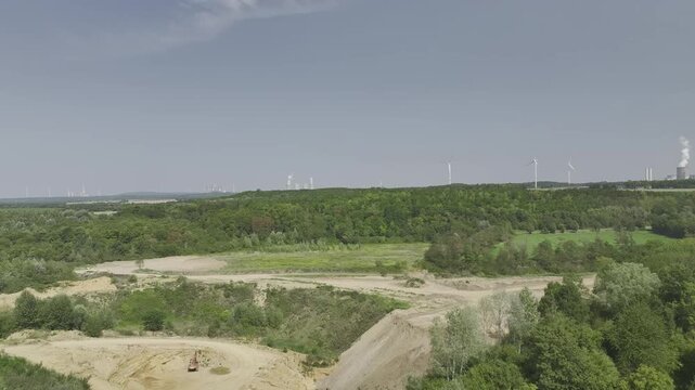 Hochaufl&ouml;sendes Luftbildvideo des historischen Schlosses Paffendorf mit gepflegtem Schlosspark und dem Fluss Erft inmitten gr&uuml;ner Landschaft bei Bergheim, Nordrhein-Westfalen, Die Luftbild AG