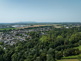 Hochauflösendes Panoramaluftbild des historischen Schlosses Paffendorf mit gepflegtem Schlosspark...