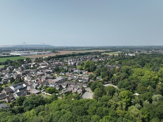 Hochauflösendes Panoramaluftbild des historischen Schlosses Paffendorf mit gepflegtem Schlosspark...