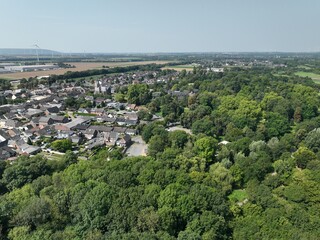 Hochauflösendes Panoramaluftbild des historischen Schlosses Paffendorf mit gepflegtem Schlosspark...