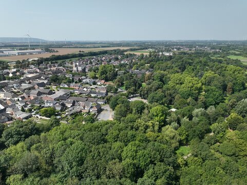 Hochaufl&ouml;sendes Panoramaluftbild des historischen Schlosses Paffendorf mit gepflegtem Schlosspark und dem Fluss Erft inmitten gr&uuml;ner Landschaft bei Bergheim, Nordrhein-Westfalen, Die Luftbild AG