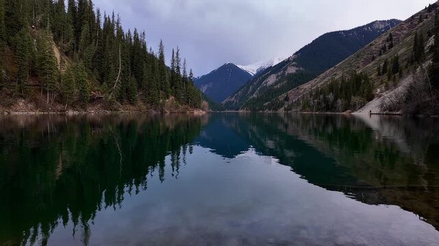 Жапон жігіті Хитоми Танаканың үлкен сиськилерін қысып, ол айқайлап жатқанда, оның траннисін саусақта