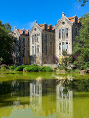 Obraz premium Historic Spa Pavilions, view across the pond in the Dom Carlos I Park, Caldas da Rainha, Portugal