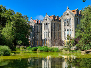 Obraz premium Historic Spa Pavilions, view across the pond in the Dom Carlos I Park, Caldas da Rainha, Portugal