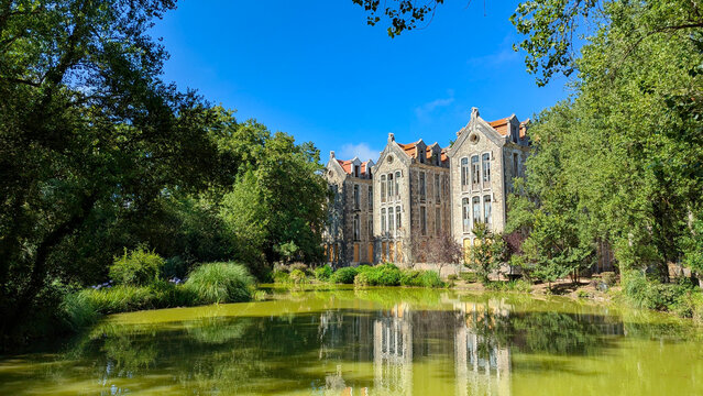 Historic Spa Pavilions, view across the pond in the Dom Carlos I Park, Caldas da Rainha, Portugal