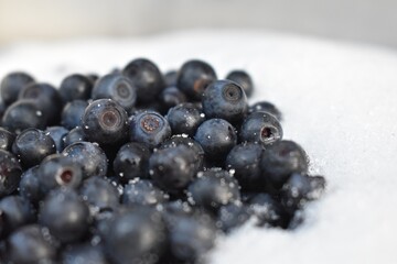 Heidelbeeren, Blaubeere auf Zucker für die Marmeladeerzeugung	