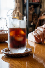 リビングでアイスコーヒーを飲むひととき（縦）