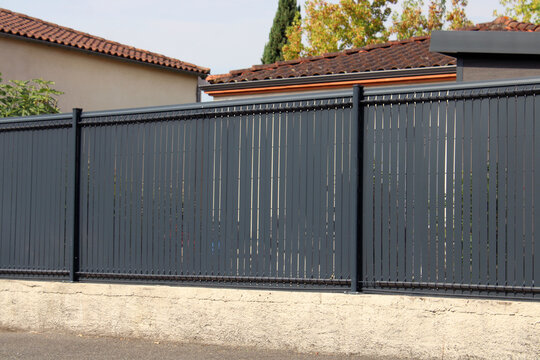Cl&ocirc;ture gris anthracite, en lattes PVC rigide sur muret