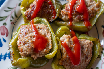 皿の上のピーマンの肉詰め