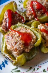 皿の上のピーマンの肉詰め（縦）