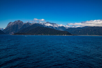 Obraz premium mountain lake and blue sky