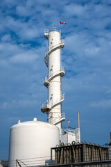 A distillation tower with a reservoir in a refinery