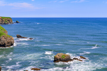 北海道浜中町、琵琶瀬から望む嶮暮帰島（けんぼっきとう）。7月の青空と太平洋の青い海が広がる爽やかな夏の風景。澄み切った空気と美しい水平線が魅力的な景色