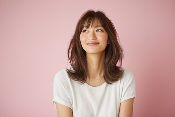 Fototapeta premium ピンクの背景のシンプルな女性のポートレート