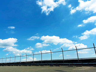青空とフェンス