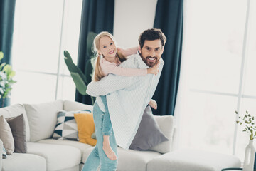 Obraz premium Happy family enjoying playful bonding in a cozy home interior showcasing family love and joy on a pleasant day indoors.