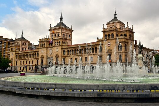 La fontaine et l&rsquo;acad&eacute;mie de cavalerie sur la place Zorrilla &agrave; Valladolid 