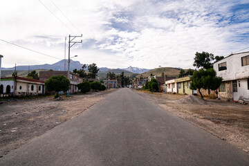 Straße durch eine kleine ländliche Andenstadt im Salinas y Aguada Blanca Nationalreservat in Peru