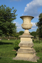Vasque en pierre sculpt&eacute;e sur un socle de pierre dans le Jardin des Tuileries
