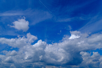 Wolken mit blauem Himmel