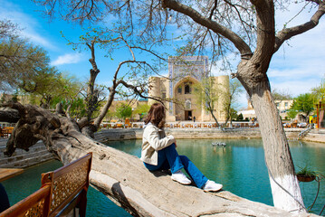 a crooked tree opposite the reservoir of the Nadir-Begi hauza
