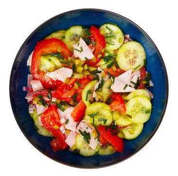 Salade compos&eacute;e, concombre, tomate et jambon dans une assiette creuse - photographie studio - fond blanc