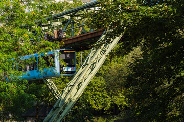 Die Wuppertaler Schwebebahn in Elberfeld über dem Flußbett der Wupper, Wuppertal, Deutschland,...