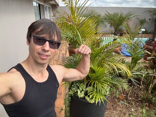 homem ao ar livre no jardim 