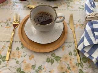 mesa arrumada vintage com café 