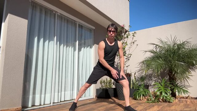 homem faz atividade f&iacute;sica exerc&iacute;cio de calistenia 