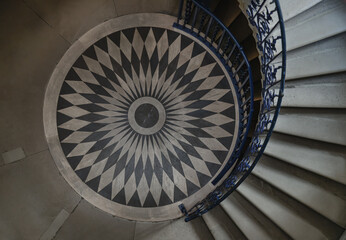 Obraz premium the iconic Tulip Stairs located in the Queen's House, a historic building in Greenwich, The handrail is adorned with decorative floral motifs, wrought iron structure was the first geometric.