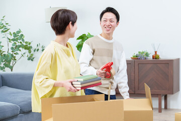 引っ越しの準備をする若い夫婦