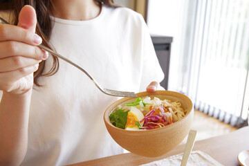 彩り豊かなサラダを食べる女性