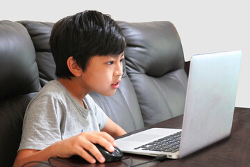 ノートパソコンでオンライン学習をする子供