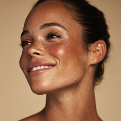 Obraz premium Freckles Portrait Skincare Beauty Smile Natural Cheerful Woman Radiant Health Youthful Happiness Confidence Glow Glamour Candid Sunny Relaxed Headshot Joy Ethereal Brown Cheeks Smooth Eye Emotion