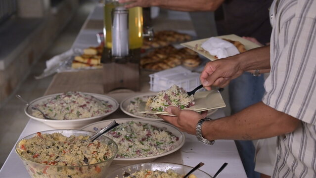 insalata di riso e cus cus serviti sul tavolo durante un buffet di un evento