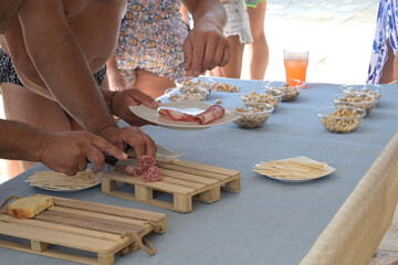 mani che tagliano un salame con un coltello